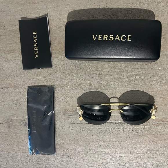 Versace Black and Gold Women's Sunglasses (BRAND NEW) - Picture 5 of 5